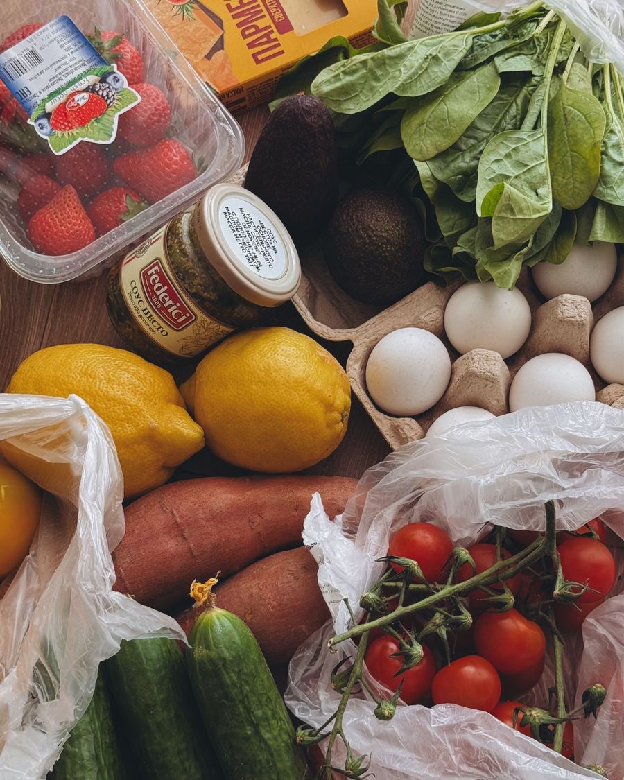 Alimente din frigider și de pe blat: spanac, avocado, ouă, roșii și lămâie